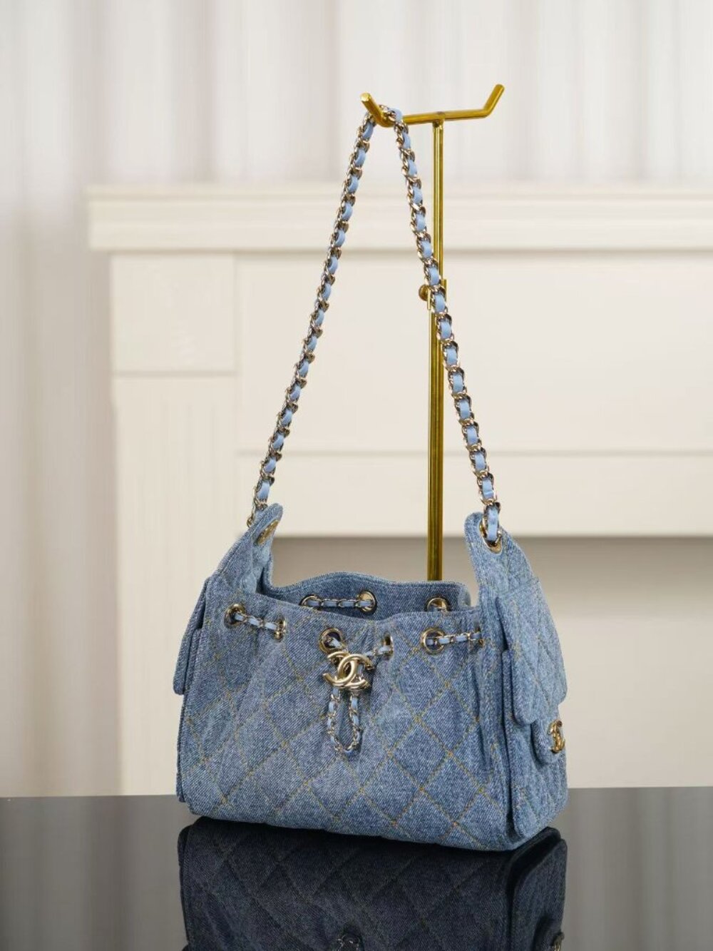 Classic CHANEL Bag: A Stylish and Versatile Choice for Elegance - Picture 5 of 6